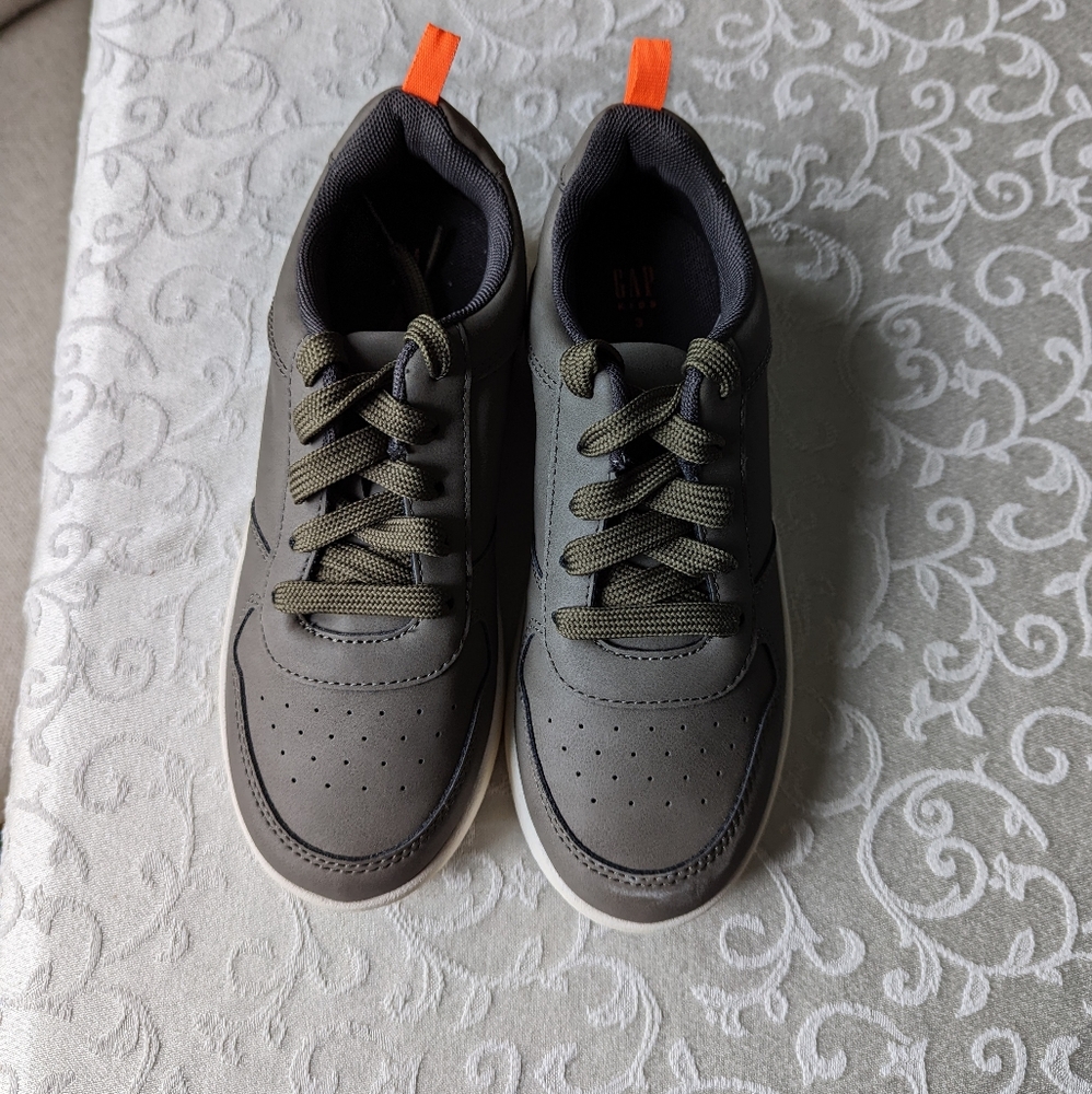 New (no tags) kids Gap size 3 Sneakers